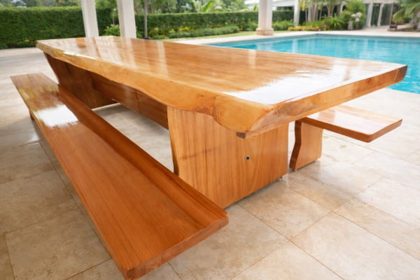 CONJUNTO MESA RÚSTICA (3,0mts X 90cm X 5,5 a 6cm) COM BORDAS ORGÂNICAS E 2 BANCOS RÚSTICOS (3,0mts X 36cm X 4cm) DE MADEIRA 100% MACIÇA JEQUITIBÁ ACABAMENTO Verniz  Auto Brilho