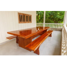 Conjunto Mesa Rústica (300cm x 85cm x 5,5cm) com bordas orgânicas e 2 Bancos Rústicos (300cm X 36cm X 4,0cm) de Madeira 100% Maciça - Pés Taça - Acabamento Imbuia – 10 lugares