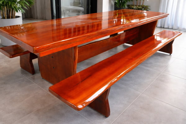 Conjunto Mesa Rústica (300cm x 85cm x 5,5cm) com bordas orgânicas e 2 Bancos Rústicos (300cm X 36cm X 4,0cm) de Madeira 100% Maciça - Pés Taça - Acabamento Imbuia – 10 lugares