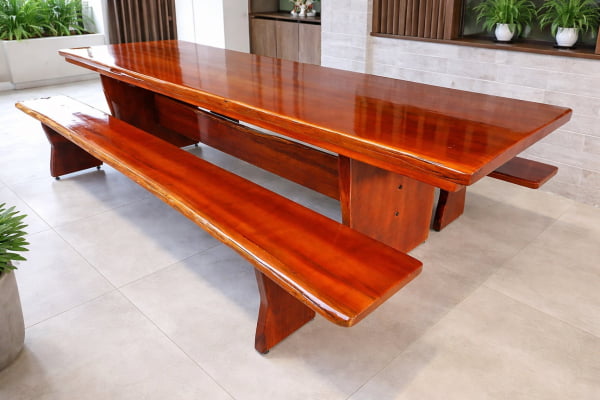 Conjunto Mesa Rústica (300cm x 85cm x 5,5cm) com bordas orgânicas e 2 Bancos Rústicos (300cm X 36cm X 4,0cm) de Madeira 100% Maciça - Pés Taça - Acabamento Imbuia – 10 lugares