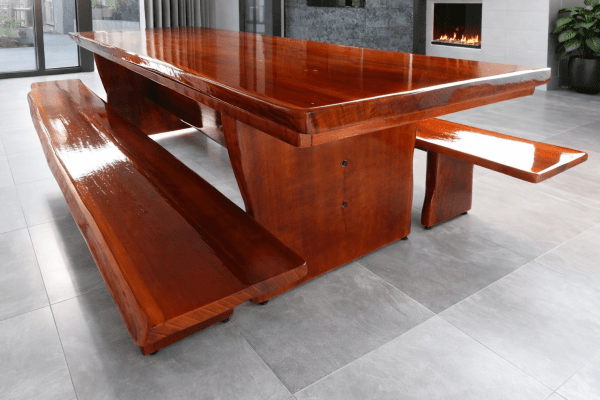 Conjunto Mesa Rústica (300cm x 85cm x 5,5cm) com bordas orgânicas e 2 Bancos Rústicos (300cm X 36cm X 4,0cm) de Madeira 100% Maciça - Pés Taça - Acabamento IMBUIA ESCURO – 10 lugares