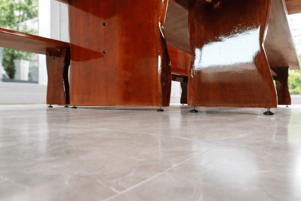 Conjunto Mesa Rústica (300cm x 85cm x 5,5cm) com bordas orgânicas e 2 Bancos Rústicos (300cm X 36cm X 4,0cm) de Madeira 100% Maciça - Pés Taça - Acabamento IMBUIA ESCURO – 10 lugares