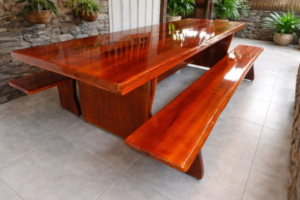 Conjunto Mesa Rústica (300cm x 85cm x 5,5cm) com bordas orgânicas e 2 Bancos Rústicos (300cm X 36cm X 4,0cm) de Madeira 100% Maciça - Pés Taça - Acabamento IMBUIA ESCURO – 10 lugares