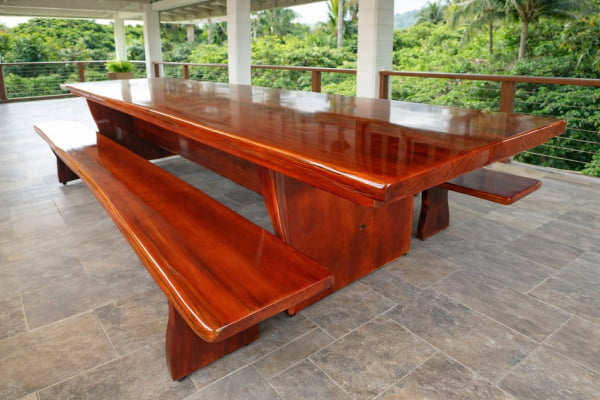Conjunto Mesa Rústica (300cm x 85cm x 5,5cm) com bordas orgânicas e 2 Bancos Rústicos (300cm X 36cm X 4,0cm) de Madeira 100% Maciça - Pés Taça - Acabamento IMBUIA ESCURO – 10 lugares