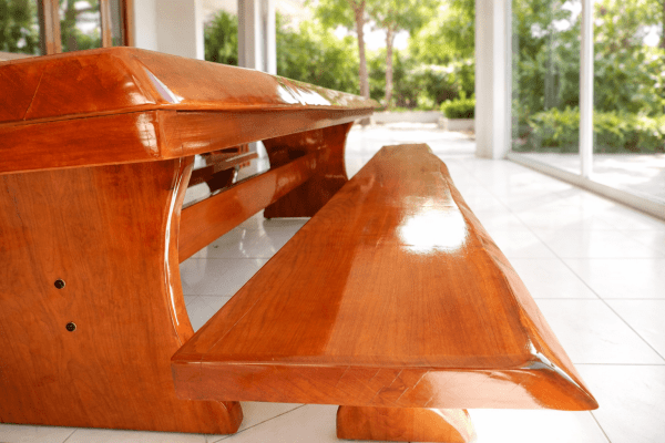 Conjunto Mesa Rústica (300cm x 90cm x 5,5cm) com bordas orgânicas e 2 Bancos Laterais (300cm X 36cm X 4cm) de Madeira 100% Maciça Jequitibá Acabamento Imbuia Claro – 10 a 12 lugares