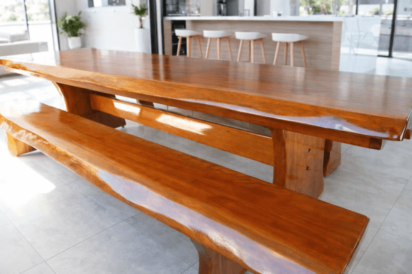 Conjunto Mesa Rústica (300cm x 90cm x 5,5cm) com bordas orgânicas e 2 Bancos Laterais (300cm X 36cm X 4cm) de Madeira 100% Maciça Jequitibá Acabamento Imbuia Claro – 10 a 12 lugares