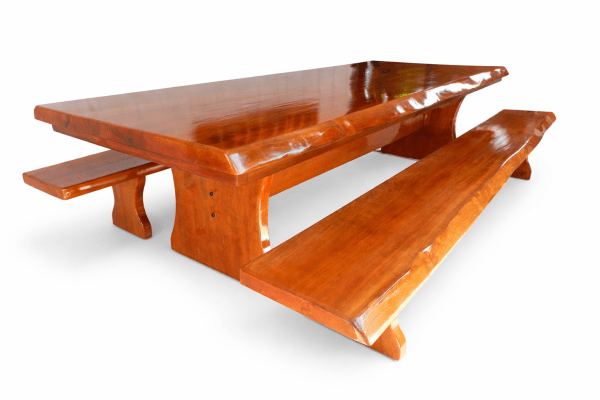 Conjunto Mesa Rústica (300cm x 90cm x 5,5cm) com bordas orgânicas e 2 Bancos Laterais (300cm X 36cm X 4cm) de Madeira 100% Maciça Jequitibá Acabamento Imbuia Claro – 10 a 12 lugares