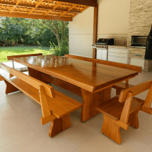 Conjunto Mesa Rústica Madeira (2,50mts X 90cm X 6cm) com bordas orgânicas com 2 bancos laterais (2,50mts X 36cm X 4cm) e 2 bancos cabeceiras (85cm X 36cm X 4cm), todos com encosto, madeira Jequitibá acabamento Verniz Auto-Brilho