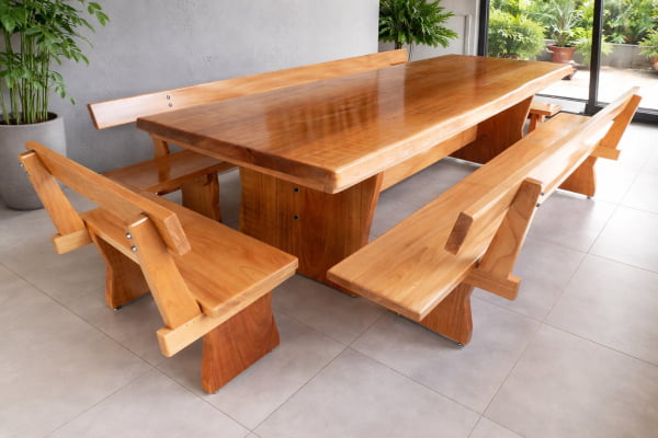 Conjunto Mesa Rústica Madeira (2,50mts X 90cm X 6cm) com bordas orgânicas com 2 bancos laterais (2,50mts X 36cm X 4cm) e 2 bancos cabeceiras (85cm X 36cm X 4cm), todos com encosto, madeira Jequitibá acabamento Verniz Auto-Brilho
