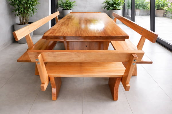 Conjunto Mesa Rústica Madeira (2,50mts X 90cm X 6cm) com bordas orgânicas com 2 bancos laterais (2,50mts X 36cm X 4cm) e 2 bancos cabeceiras (85cm X 36cm X 4cm), todos com encosto, madeira Jequitibá acabamento Verniz Auto-Brilho
