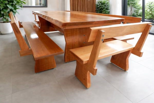 Conjunto Mesa Rústica Madeira (2,50mts X 90cm X 6cm) com bordas orgânicas com 2 bancos laterais (2,50mts X 36cm X 4cm) e 2 bancos cabeceiras (85cm X 36cm X 4cm), todos com encosto, madeira Jequitibá acabamento Verniz Auto-Brilho