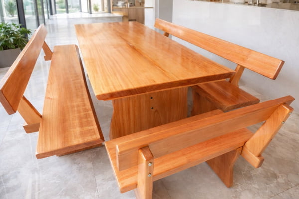 Conjunto Mesa Rústica Madeira (2,50mts X 90cm X 6cm) com bordas orgânicas com 2 bancos laterais (2,50mts X 36cm X 4cm) e 2 bancos cabeceiras (85cm X 36cm X 4cm), todos com encosto, madeira Jequitibá acabamento Verniz Auto-Brilho