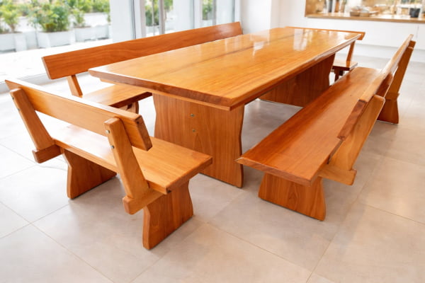 Conjunto Mesa Rústica Madeira (2,50mts X 90cm X 6cm) com bordas orgânicas com 2 bancos laterais (2,50mts X 36cm X 4cm) e 2 bancos cabeceiras (85cm X 36cm X 4cm), todos com encosto, madeira Jequitibá acabamento Verniz Auto-Brilho