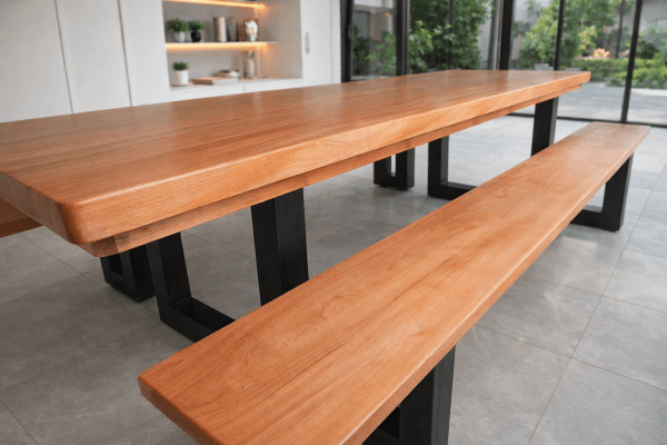 Conjunto Mesa Rústica Madeira Maciça de Jequitibá Tampão(300cm x 86cm x 6cm) com 2 Bancos Rústicos Tampão(300cm X 36 X 4cm) com Pés de Ferro Metalom 100mm x 100mm Acabamento Fosco