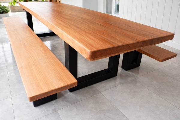 Conjunto Mesa Rústica Madeira Maciça de Jequitibá Tampão(300cm x 86cm x 6cm) com 2 Bancos Rústicos Tampão(300cm X 36 X 4cm) com Pés de Ferro Metalom 100mm x 100mm Acabamento Fosco