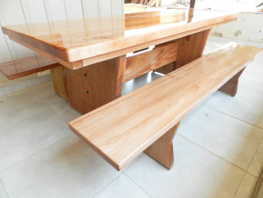 Conjunto Mesa Rústica Madeira Maciça Jequitibá (200cm x 85cm x 5,5cm) com Bordas Orgânicas, com 2 Bancos Rústicos (200cm X 36cm x 4cm) Pés Taça - Acabamento Verniz Auto Brilho – 06 a 08 lugares 