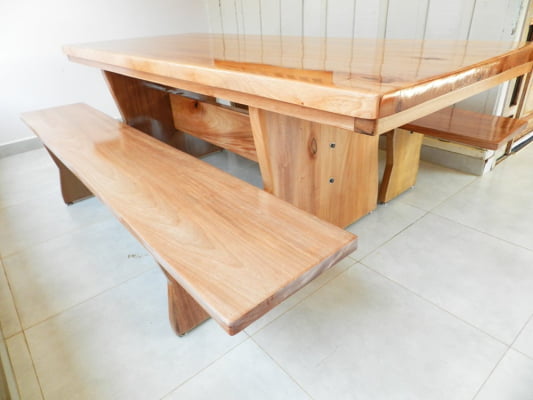 Conjunto Mesa Rústica Madeira Maciça Jequitibá (200cm x 85cm x 5,5cm) com Bordas Orgânicas, com 2 Bancos Rústicos (200cm X 36cm x 4cm) Pés Taça - Acabamento Verniz Auto Brilho – 06 a 08 lugares 