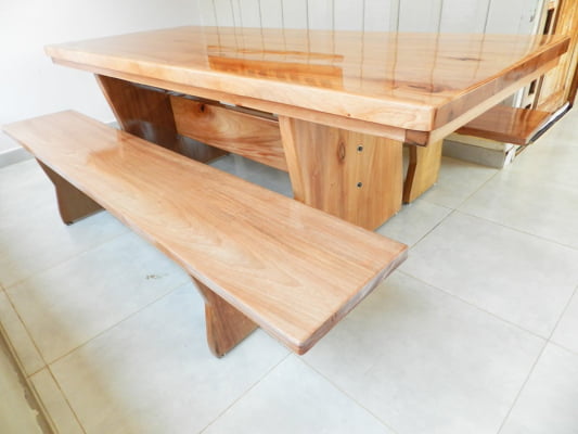Conjunto Mesa Rústica Madeira Maciça Jequitibá (200cm x 85cm x 5,5cm) com Bordas Orgânicas, com 2 Bancos Rústicos (200cm X 36cm x 4cm) Pés Taça - Acabamento Verniz Auto Brilho – 06 a 08 lugares 