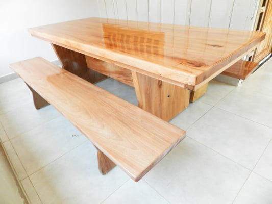 Conjunto Mesa Rústica Madeira Maciça Jequitibá (200cm x 85cm x 5,5cm) com Bordas Orgânicas, com 2 Bancos Rústicos (200cm X 36cm x 4cm) Pés Taça - Acabamento Verniz Auto Brilho – 06 a 08 lugares 