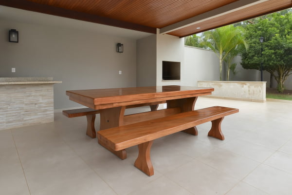 Conjunto Mesa Rústica Madeira Maciça Jequitibá (200cm x 90cm x 5,5cm) com 2 Bancos Rústicos (200cm X 36cm x 4cm) Pés Taça Acabamento Verniz Auto Brilho – 06 lugares 