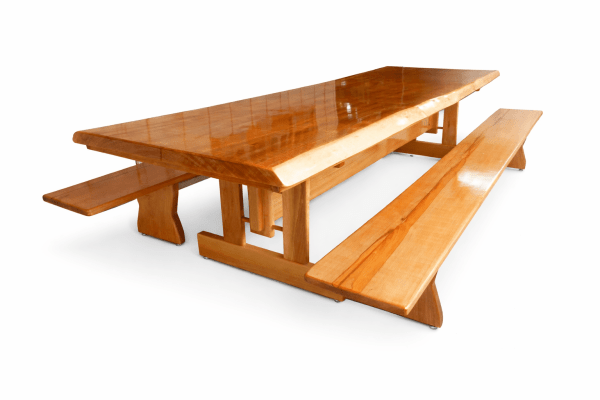 Conjunto Mesa Rústica Madeira Maciça Jequitibá (350cm x 85cm x 5,5cm) com Bordas Orgânicas, com 2 Bancos Rústicos (350cm X 36cm x 4cm) Pés Exclusivos - Acabamento Verniz Auto Brilho – 10 a 12 lugares 