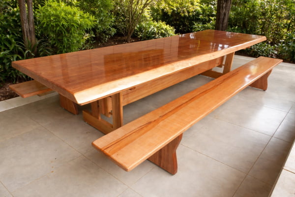 Conjunto Mesa Rústica Madeira Maciça Jequitibá (350cm x 85cm x 5,5cm) com Bordas Orgânicas, com 2 Bancos Rústicos (350cm X 36cm x 4cm) Pés Exclusivos - Acabamento Verniz Auto Brilho – 10 a 12 lugares 