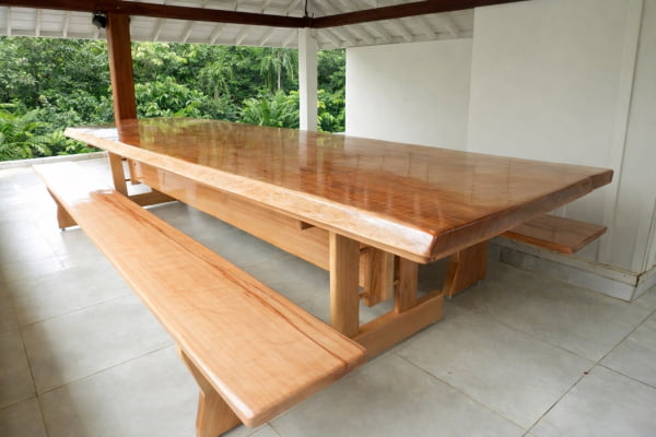 Conjunto Mesa Rústica Madeira Maciça Jequitibá (350cm x 85cm x 5,5cm) com Bordas Orgânicas, com 2 Bancos Rústicos (350cm X 36cm x 4cm) Pés Exclusivos - Acabamento Verniz Auto Brilho – 10 a 12 lugares 
