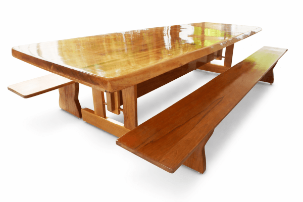 Conjunto Mesa Rústica Madeira Maciça Jequitibá (350cm x 85cm x 5,5cm) com Bordas Orgânicas, com 2 Bancos Rústicos (350cm X 36cm x 4cm) Pés Exclusivos - Acabamento Verniz Auto Brilho – 10 a 12 lugares 
