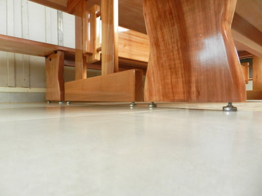 Conjunto Mesa Rústica Madeira Maciça Jequitibá (350cm x 85cm x 5,5cm) com Bordas Orgânicas, com 2 Bancos Rústicos (350cm X 36cm x 4cm) Pés Exclusivos - Acabamento Verniz Auto Brilho – 10 a 12 lugares 