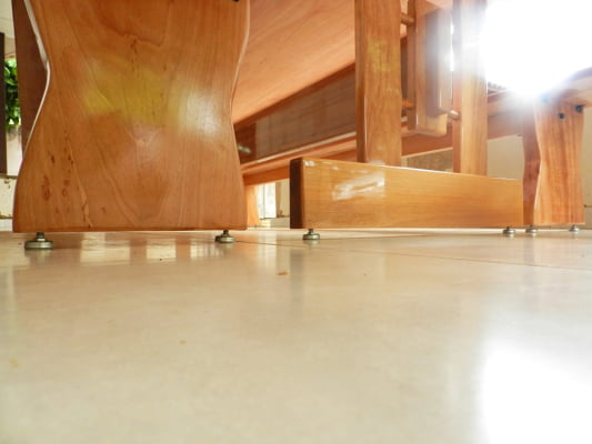 Conjunto Mesa Rústica Madeira Maciça Jequitibá (350cm x 85cm x 5,5cm) com Bordas Orgânicas, com 2 Bancos Rústicos (350cm X 36cm x 4cm) Pés Exclusivos - Acabamento Verniz Auto Brilho – 10 a 12 lugares 