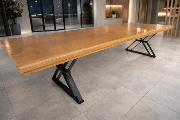 Mesa de Conferência Madeira Maciça Jequitibá Tampão (400cm x 90cm x 5cm) com Pés de Ferro Acabamento Verniz PU Auto Sólidos Incolor Auto Brilho – 10 a 12 lugares - Não acompanha Cadeiras