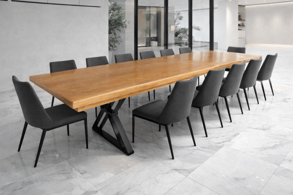 Mesa de Conferência Madeira Maciça Jequitibá Tampão (400cm x 90cm x 5cm) com Pés de Ferro Acabamento Verniz PU Auto Sólidos Incolor Auto Brilho – 10 a 12 lugares - Não acompanha Cadeiras