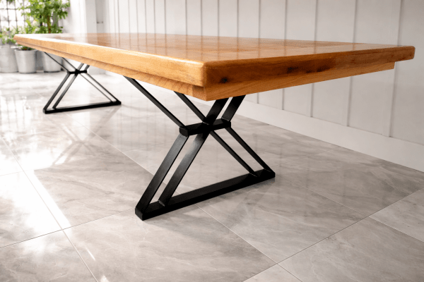 Mesa de Conferência Madeira Maciça Jequitibá Tampão (400cm x 90cm x 5cm) com Pés de Ferro Acabamento Verniz PU Auto Sólidos Incolor Auto Brilho – 10 a 12 lugares - Não acompanha Cadeiras