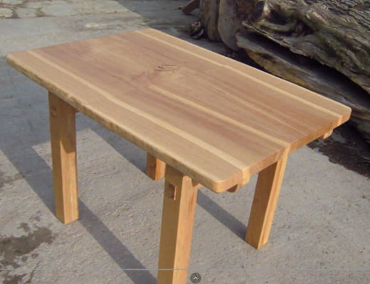 Mesa de Jantar 4 Pernas Madeira Maciça de Jequitibá com extensão tipo borboleta Medidas (1,60mts x 0,90mts x 3cm) - Altura 80cm + Extensão de 50cm embutido na mesa - Acabamento Verniz uto Brilho Mesa de Jantar 4 Pernas Madeira Maciça de Jequitibá com extensão tipo borboleta Medidas (1,60mts x 0,90mts x 3cm) - Altura 80cm + Extensão de 50cm embutido na mesa - Acabamento Verniz uto Brilho