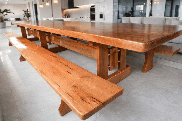 Mesa Rústica Madeira Maciça Tampão (500cm x 90cm x 5cm) com 2 Bancos rústicos tampão(500cm x 36cm x 4cm) tudo em Madeira Maciça JEQUITIBÁ  - 3 Pés da Mesa formato TORRE MODELO EXCLUSIVO - Acabamento Verniz Auto Brilho