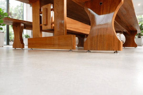 Mesa Rústica Madeira Maciça Tampão (500cm x 90cm x 5cm) com 2 Bancos rústicos tampão(500cm x 36cm x 4cm) tudo em Madeira Maciça JEQUITIBÁ  - 3 Pés da Mesa formato TORRE MODELO EXCLUSIVO - Acabamento Verniz Auto Brilho