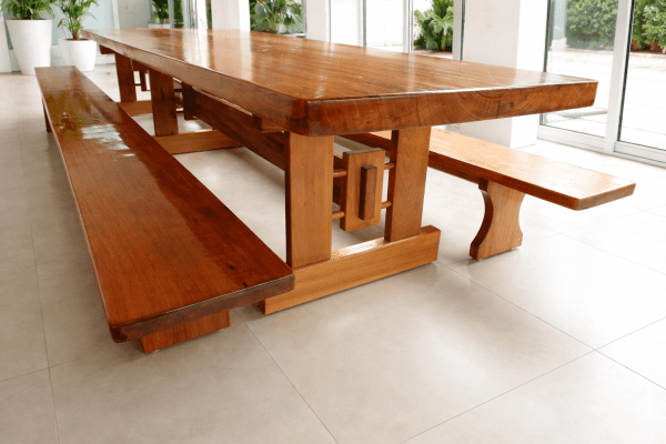 Mesa Rústica Madeira Maciça Tampão (500cm x 90cm x 5cm) com 2 Bancos rústicos tampão(500cm x 36cm x 4cm) tudo em Madeira Maciça JEQUITIBÁ  - 3 Pés da Mesa formato TORRE MODELO EXCLUSIVO - Acabamento Verniz Auto Brilho