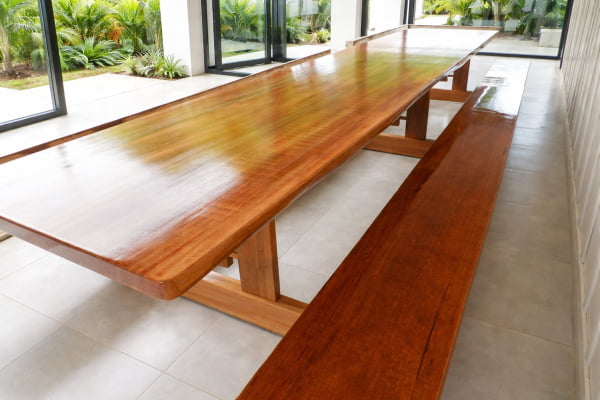 Mesa Rústica Madeira Maciça Tampão (500cm x 90cm x 5cm) com 2 Bancos rústicos tampão(500cm x 36cm x 4cm) tudo em Madeira Maciça JEQUITIBÁ  - 3 Pés da Mesa formato TORRE MODELO EXCLUSIVO - Acabamento Verniz Auto Brilho