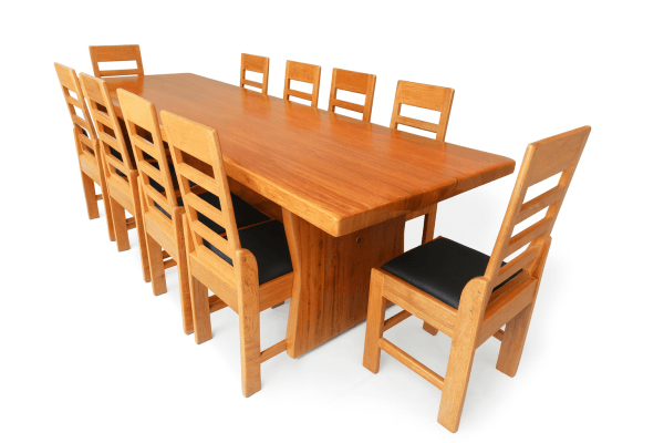 Conjunto de Mesa em Madeira Maciça Angelim tampão(300cm x 85 a 90cm x 5,5cm) com 10 Cadeiras Coloniais Rústicas Angelim Estofadas no Assento - Pés Formato Taça - Acabamento Verniz Auto Brilho – 10 lugares