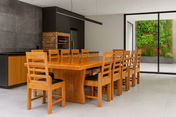 Conjunto de Mesa em Madeira Maciça Angelim tampão(300cm x 85 a 90cm x 5,5cm) com 10 Cadeiras Coloniais Rústicas Angelim Estofadas no Assento - Pés Formato Taça - Acabamento Verniz Auto Brilho – 10 lugares