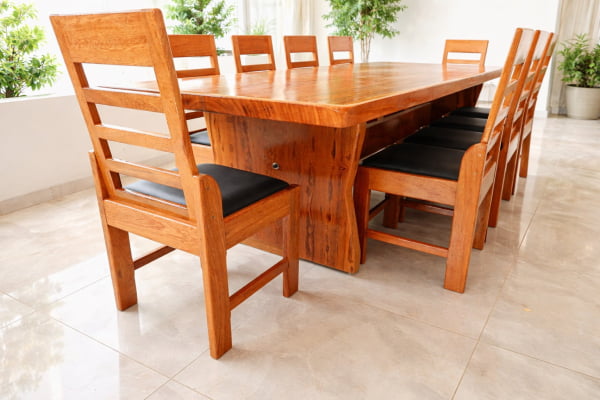 Conjunto de Mesa em Madeira Maciça Angelim tampão(300cm x 85 a 90cm x 5,5cm) com 10 Cadeiras Coloniais Rústicas Angelim Estofadas no Assento - Pés Formato Taça - Acabamento Verniz Auto Brilho – 10 lugares