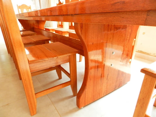 Conjunto de Mesa em Madeira Maciça Angelim tampão(320cm x 90cm a 1mt x 5,5cm) com 10 Cadeiras Coloniais Rústicas Angelim Estofadas no Assento - Pés Formato Taça - Acabamento Verniz PU Auto Brilho – 10 lugares