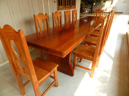 Conjunto de Mesa em Madeira Maciça Angelim tampão(320cm x 90cm a 1mt x 5,5cm) com 10 Cadeiras Coloniais Rústicas Angelim Estofadas no Assento - Pés Formato Taça - Acabamento Verniz PU Auto Brilho – 10 lugares