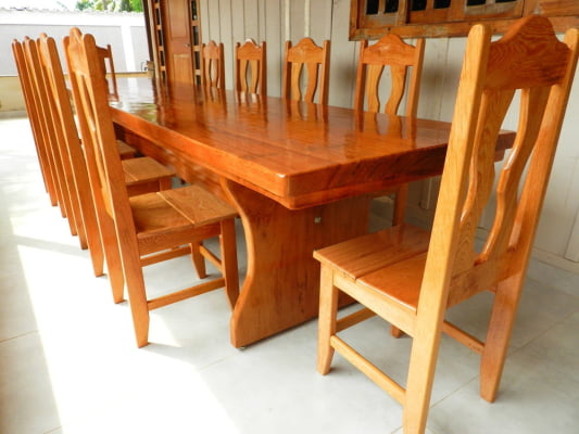 Conjunto de Mesa em Madeira Maciça Angelim tampão(320cm x 90cm a 1mt x 5,5cm) com 10 Cadeiras Coloniais Rústicas Angelim Estofadas no Assento - Pés Formato Taça - Acabamento Verniz PU Auto Brilho – 10 lugares