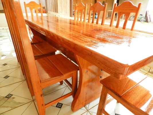 Conjunto de Mesa em Madeira Maciça Angelim tampão(320cm x 90cm a 1mt x 5,5cm) com 10 Cadeiras Coloniais Rústicas Angelim Estofadas no Assento - Pés Formato Taça - Acabamento Verniz PU Auto Brilho – 10 lugares