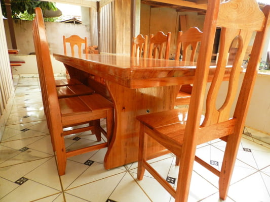 Conjunto de Mesa em Madeira Maciça Angelim tampão(320cm x 90cm a 1mt x 5,5cm) com 10 Cadeiras Coloniais Rústicas Angelim Estofadas no Assento - Pés Formato Taça - Acabamento Verniz PU Auto Brilho – 10 lugares