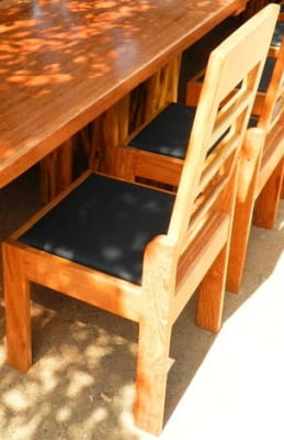 Conjunto de Mesa em Madeira Maciça Angelim tampão(320cm x 90cm a 1mt x 5,5cm) com 10 Cadeiras Coloniais Rústicas Angelim Estofadas no Assento - Pés Formato Taça - Acabamento Verniz PU Auto Brilho – 10 lugares
