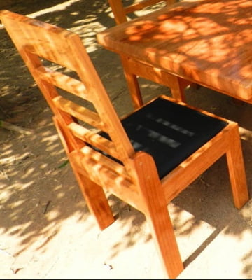 Conjunto de Mesa em Madeira Maciça Angelim tampão(320cm x 90cm a 1mt x 5,5cm) com 10 Cadeiras Coloniais Rústicas Angelim Estofadas no Assento - Pés Formato Taça - Acabamento Verniz PU Auto Brilho – 10 lugares