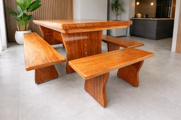 Conjunto Mesa Madeira Maciça Angelim Tampão (300cm x 90cm x 5,5cm) Pés Formato Taça com 2 bancos laterais(300cm x 36cm x 4cm) e 2 bancos Cabeceira(90cm x 36cm x 4cm) - Acabamento FOSCO - 12 lugares Conjunto Mesa Madeira Maciça Angelim Tampão (300cm x 90cm x 5,5cm) Pés Formato Taça com 2 bancos laterais(300cm x 36cm x 4cm) e 2 bancos Cabeceira(90cm x 36cm x 4cm) - Acabamento FOSCO - 12 lugares