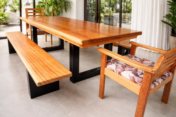 Conjunto Mesa Rústica (250cm x 85cm x 5,5cm) com 2 Bancos Rústicos (250cm X 36cm x 4cm) com pés de ferro Metalom e com 2 cadeiras rústicas estofadas com encosto de Madeira Maciça de Angelim – 10 lugares 